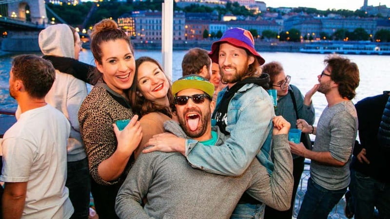 Budapest: Sip & Sail Danube Cruise with Unlimited Beer - Elizabeth Bridge, Gellért Hill, and the southern sights