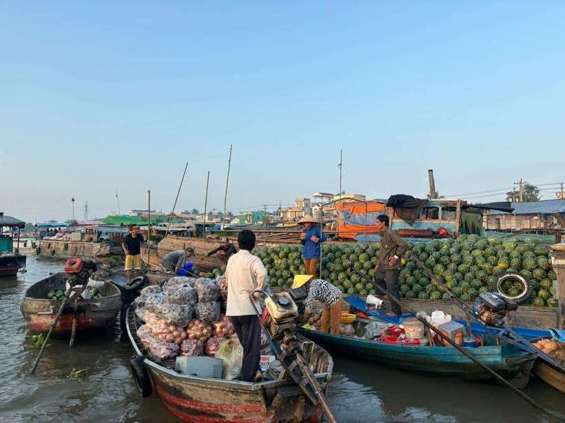 Can Tho: Floating Market, Canal, Cacao Farm & Mekong' Life - Reaching Cai Rang Floating Market by small boat