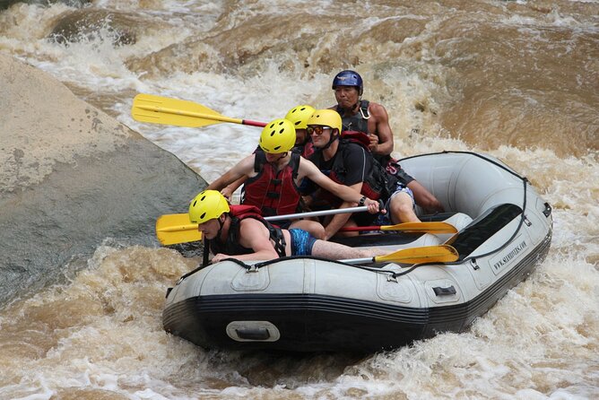 Chiang Mai Rafting in Mae Taeng River with Thai Buffet - The 10km run: rapids, quiet water, and changing scenery