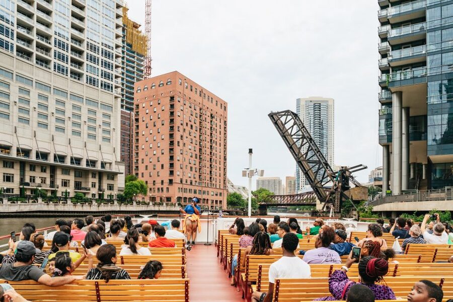 Chicago: Architecture River Cruise Skip-the-Ticket Line - What the guides add to the experience