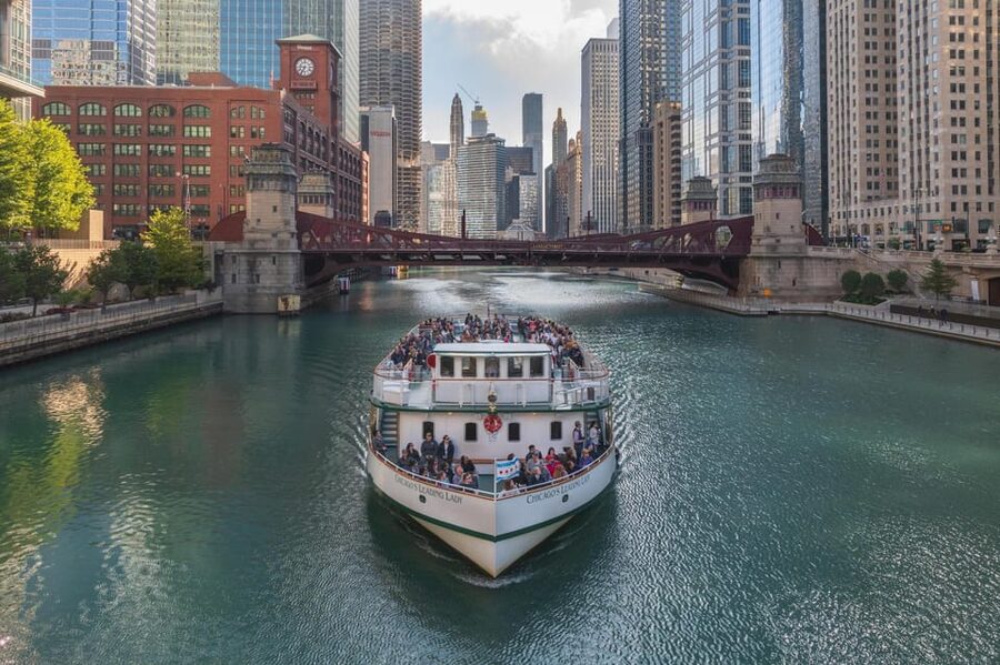 Chicago: First Lady River Cruise & Architecture Center Combo - Reading Chicago’s architectural styles from the water