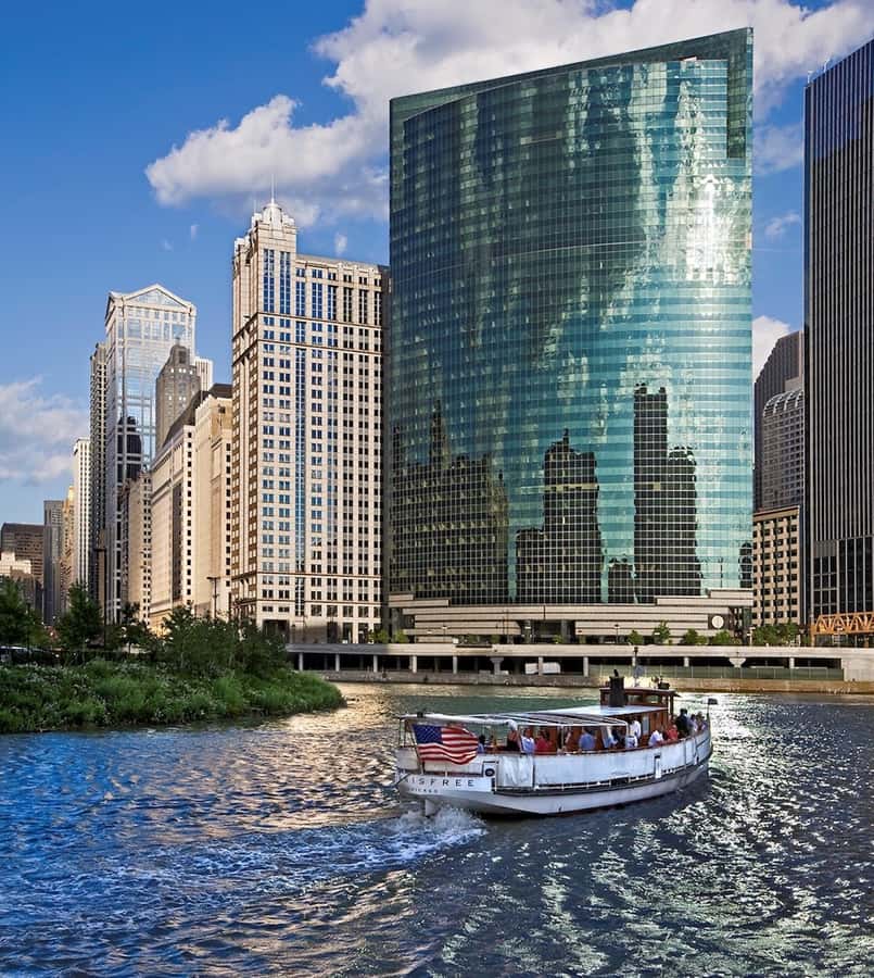 Chicago: Historic Architecture Chicago River Small Boat Tour - Why the Chicago River is the right classroom