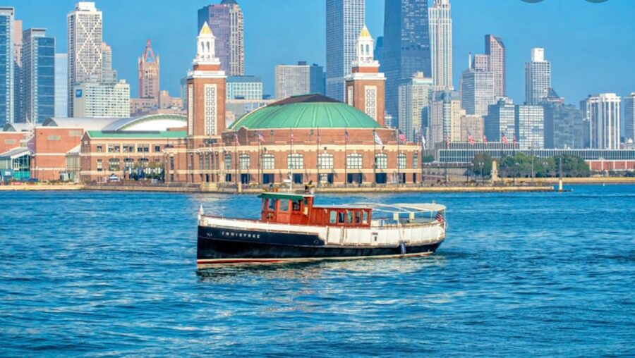 Chicago: Historic Architecture Chicago River Small Boat Tour - A river-level view you cannot get on foot