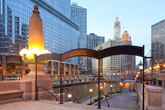 Chicago River 90-Minute Architecture Tour - Finding Wendella at the Wrigley Building
