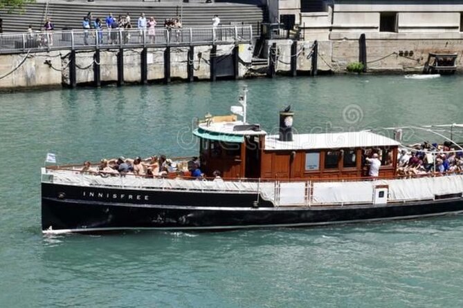 Chicago River Architecture Tour Aboard a Historic Yacht - Six bridges and the best views from below