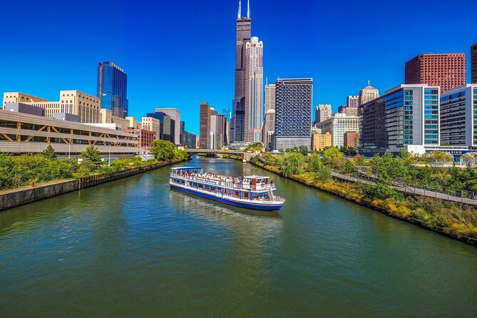 Chicago River Architecture Tour and Big Bus Hop-on Hop-off Tour - Stop 4: Hilton Chicago and Grant Park