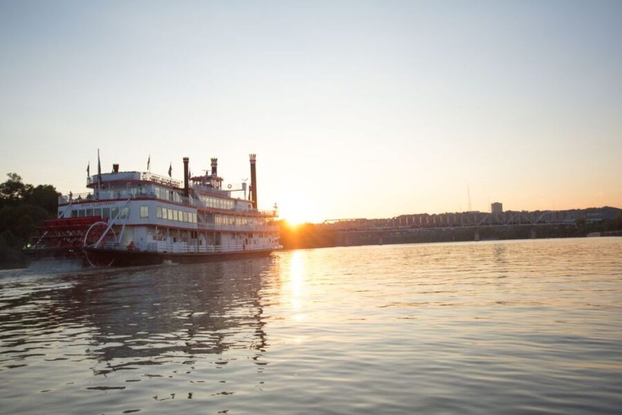 Cincinnati: Ohio River Cruise with Buffet Dinner - Boarding beside Newport Aquarium