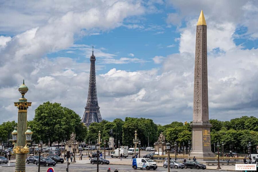Classical and Monumental Paris Tour along the Seine River - Les Invalides and the presence of Napoleon