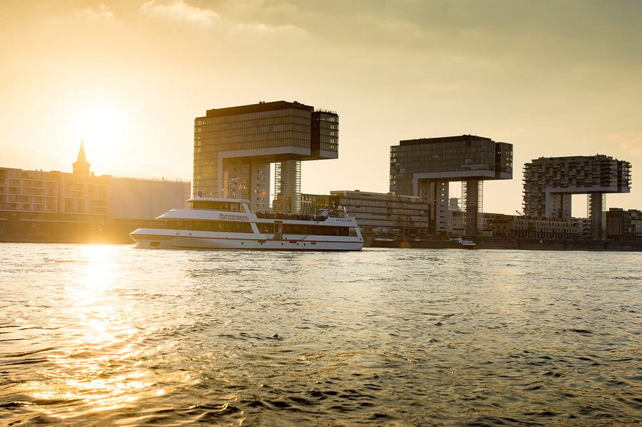Cologne: 2-Hour Evening Cruise on the Rhine River - Four churches and the old riverfront