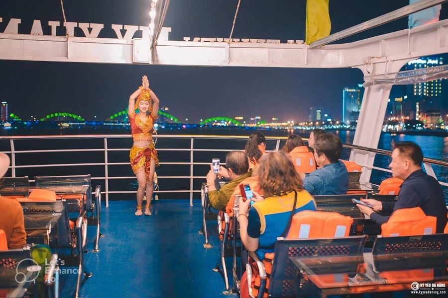 Da Nang: Scenic Han River Night Cruise On My Xuan Cruise. - What happens during the 45-minute ride