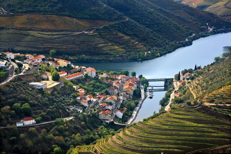 Day Cruise from Porto to Pinhão with Breakfast and Lunch - Breakfast, lunch, and the rhythm of the cruise