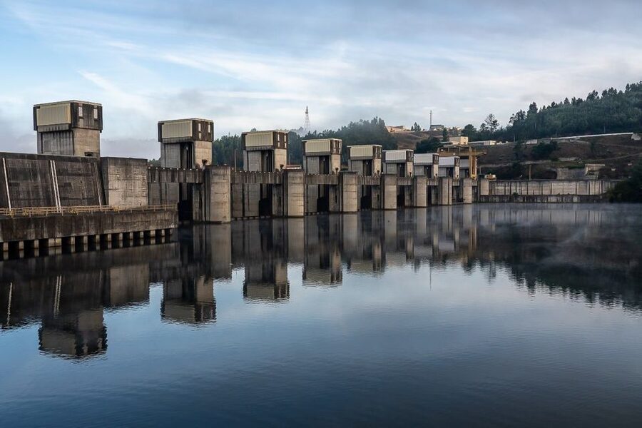 Day Cruise from Porto to Pinhão with Breakfast and Lunch - Passing the first locks and entering wine country