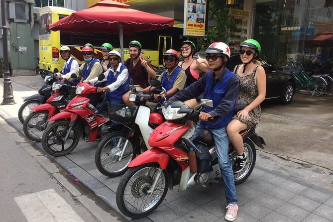 Dinner Cruise & Music Folk Song on the Perfume River in Hue - Ca Huế music from 7:45 to 8:30 pm