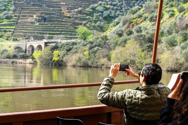 DOURO PREMIUM - Terraced hills and the first photo stop
