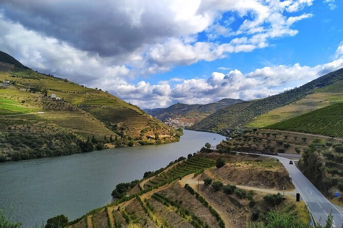 Douro Valley Prime Tour: Wine Tastings, Boat & Lunch from Porto - Pinhão and its famous tile station