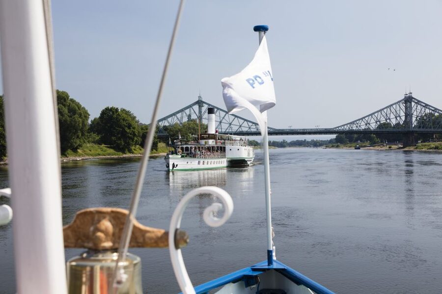 Dresden: Bridges River Tour - Seating, shade, and the risk of an overcrowded boat