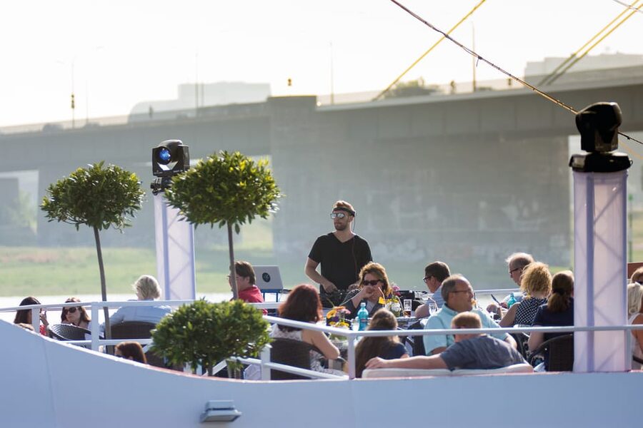 Düsseldorf: 2-Hour Evening Rhine River Cruise with Live DJ - Seeing Düsseldorf at twilight