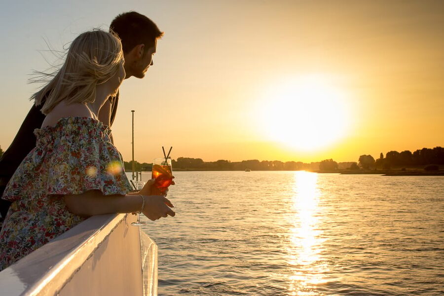 Düsseldorf: 2-Hour Evening Rhine River Cruise with Live DJ - Indoor seating, outdoor views, and weather