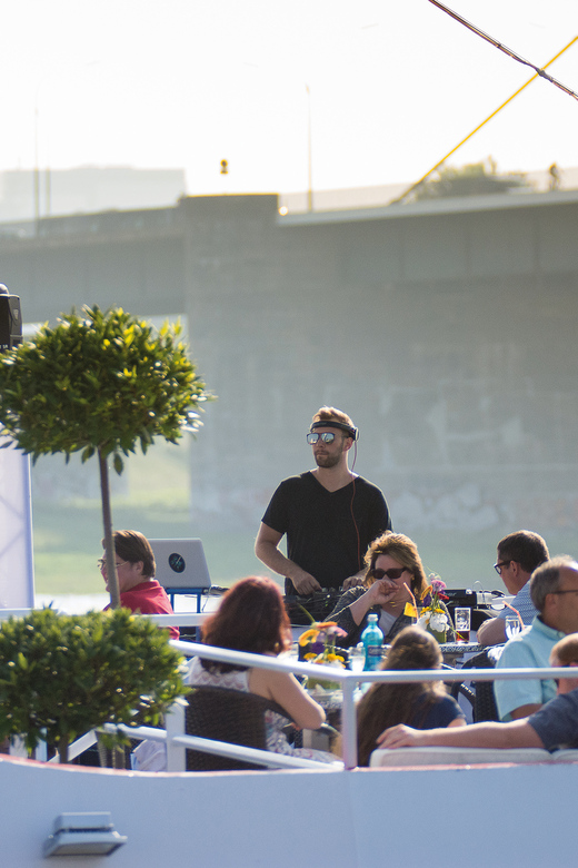Düsseldorf: 2-Hour Evening Rhine River Cruise with Live DJ - Who will enjoy this cruise most