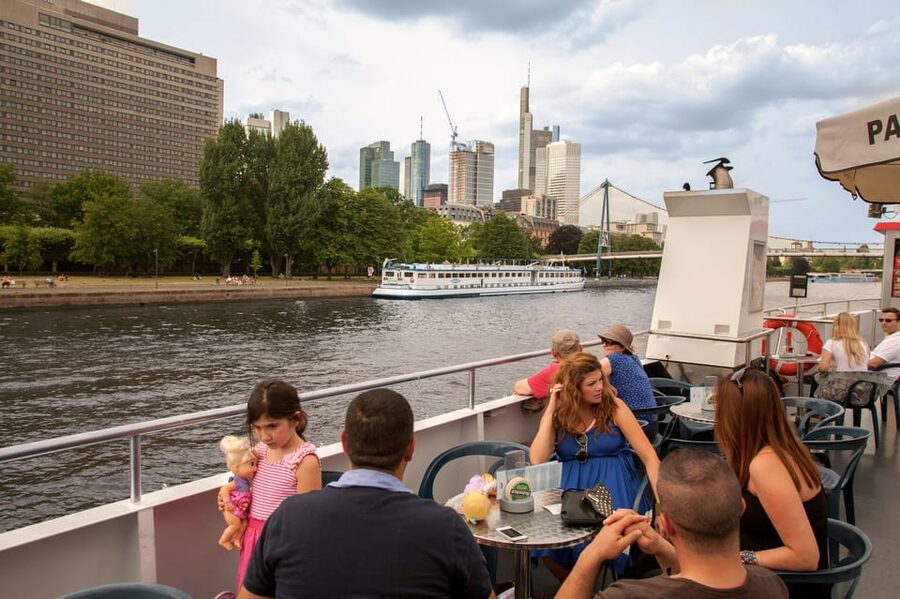 Frankfurt: 1-Hour Panorama Boat Cruise on the river Main - Drinks, snacks, and the cash question