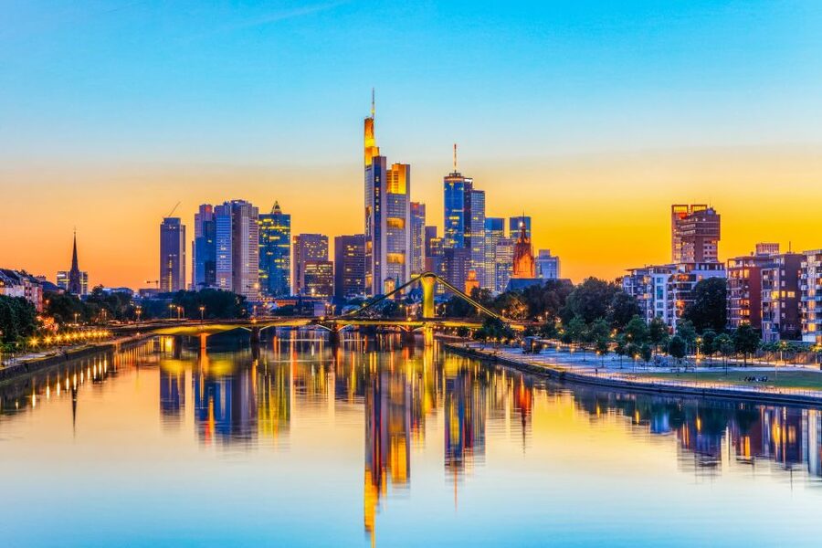 Frankfurt: River Main Sightseeing Cruise with Commentary - Food, drinks, and the pace of the ride