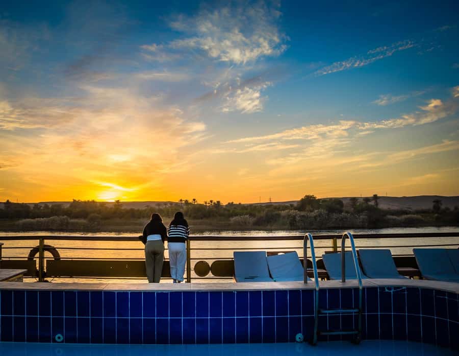 From Aswan: 4-Day 3-Night Nile Cruise with Hot Air Balloon - Food, cabins, and the $1,000 price