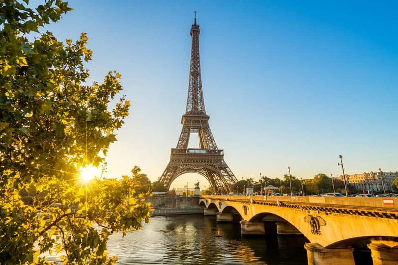 From Le Havre: Deluxe Paris Tour with Seine River Cruise - How the guide shapes the day