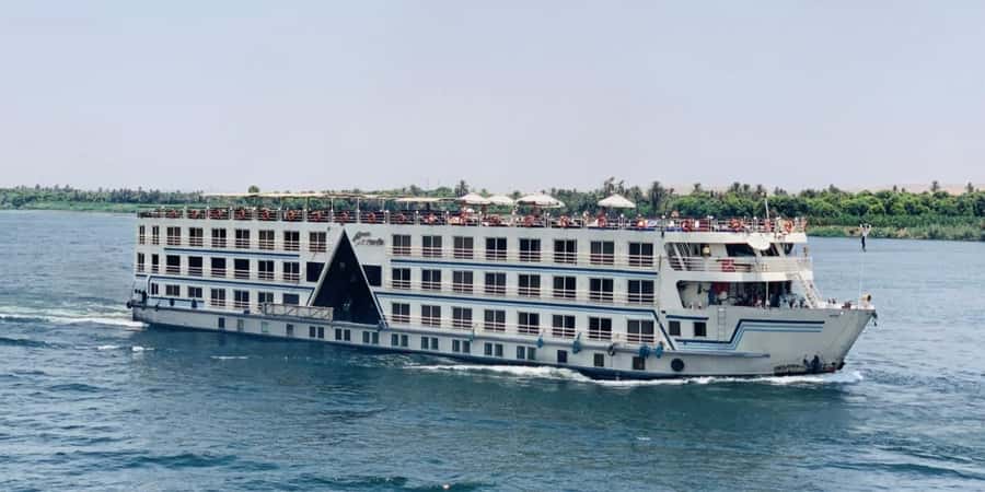 From Luxor: 3-Day Nile Cruise to Aswan with Private Guide - Boarding the boat and watching Egypt pass