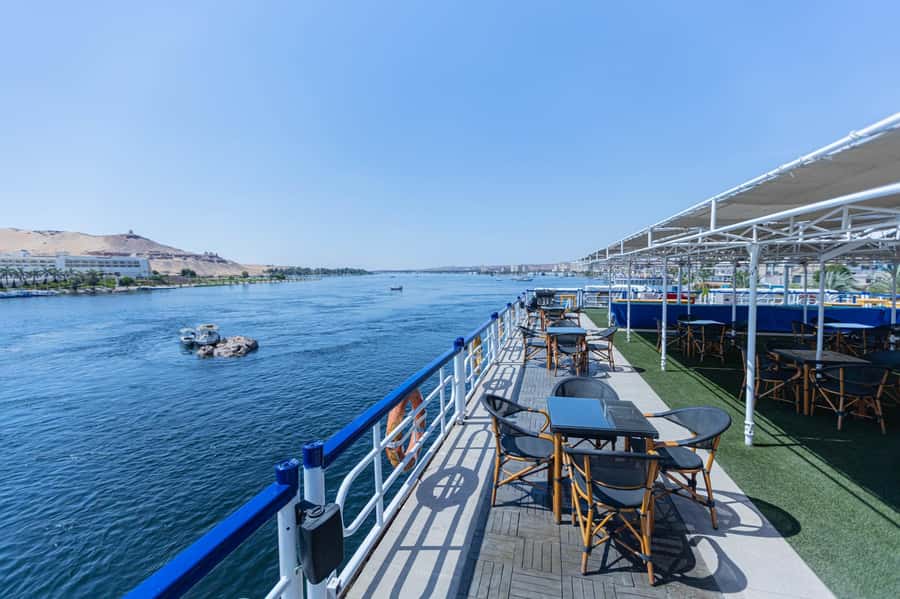 From Luxor: 6-Day Nile Cruise to Aswan with Hot Air Balloon - Day 1: Karnak, a felucca, and your first night aboard