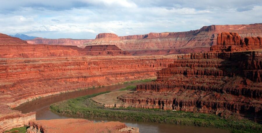 From Moab: Canyonlands 4x4 Drive and Colorado River Rafting - Riverside lunch with a practical caveat