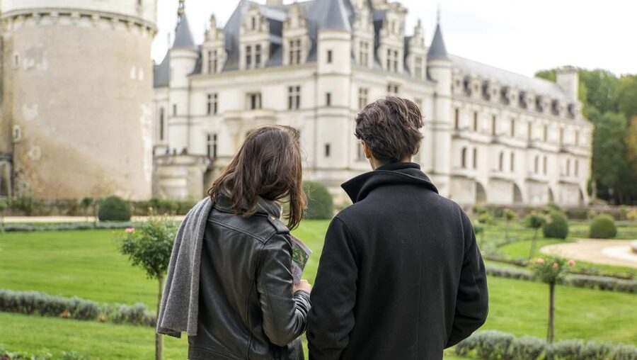 From Paris: Full-Day Loire Valley Chateaux Tour - Guides, audio options, and the pace of the day