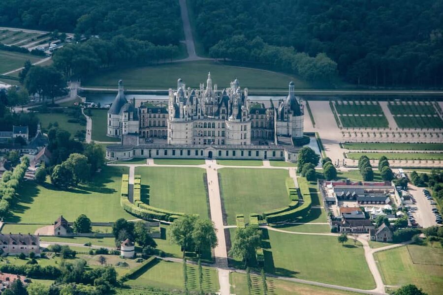 From Paris: Loire Valley Castles Day Trip With Wine Tasting - Chenonceau: the graceful castle over the river