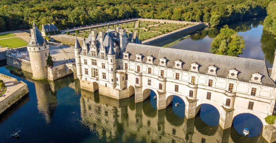 From Paris: Loire Valley Castles Day Trip With Wine Tasting - The guide makes the difference