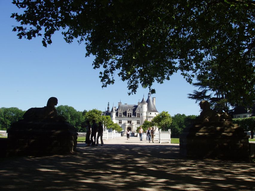 From Paris: Loire Valley Castles Full-Day Tour with Lunch - Chenonceau and its unusual river setting