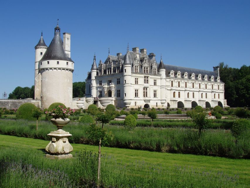 From Paris: Loire Valley Castles Full-Day Tour with Lunch - The ride from Paris and the small-group advantage
