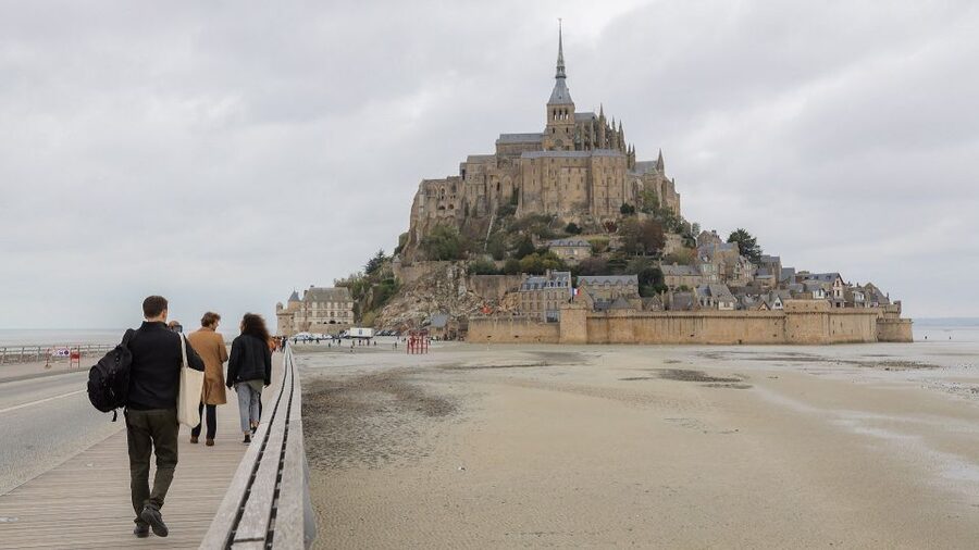 From Paris: Mont St Michel and Loire Valley 2 Day Tour - Château de Langeais and the first castle stop
