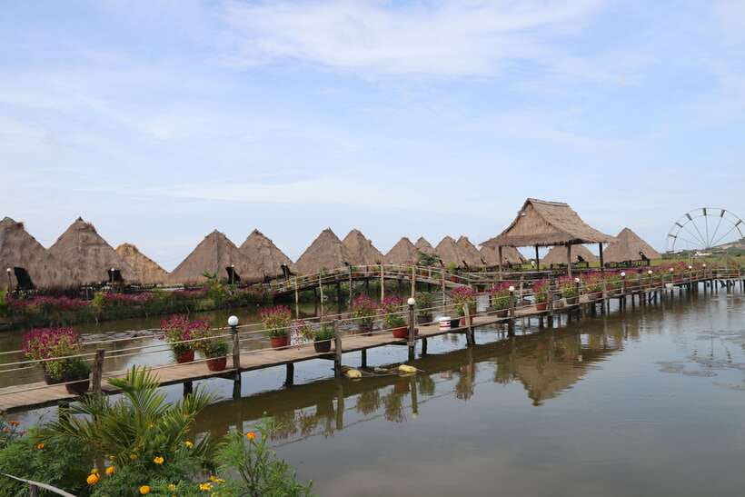 From Siem Reap: Tonle Sap Floating Village Tour - The crocodile and fish farm stop