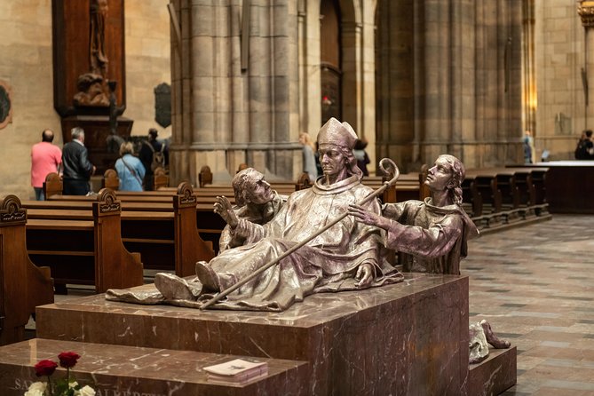 Full-Day Prague Tour with Prague Castle, Lunch and Vltava Cruise - The descent through Lesser Town is the physical test