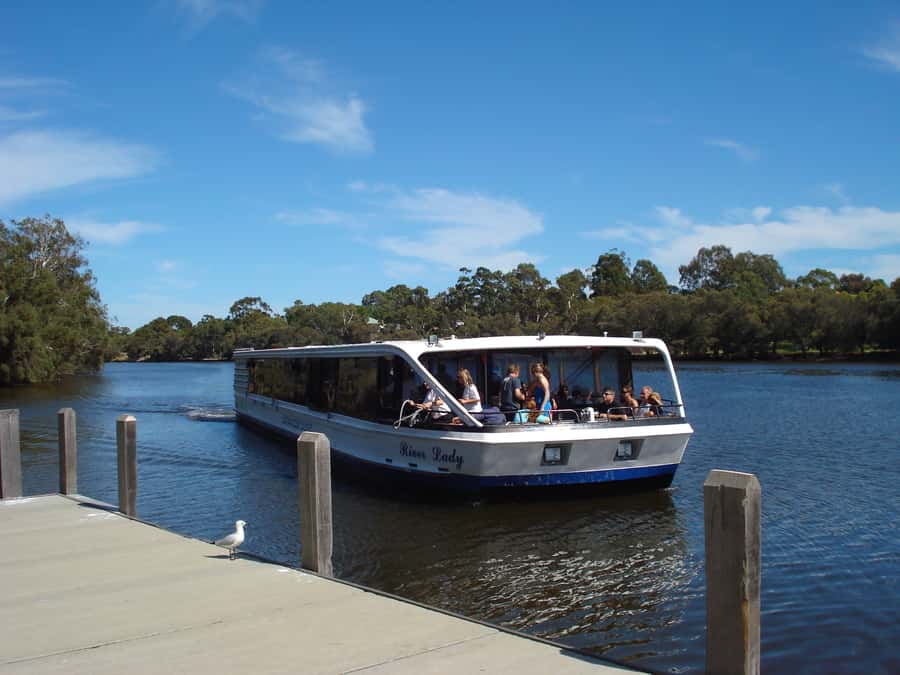 Full-Day Swan Valley Wineries with Lunch and River Cruise - Mandoon Estate brings wine and food together