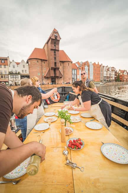 Gdańsk: Motława River Cruise with Pierogi Tasting - Families, Teenagers, and Groups