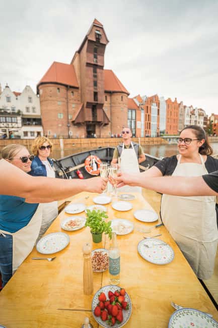 Gdańsk: Motława River Cruise with Pierogi Tasting - Getting to the Imperial Dock