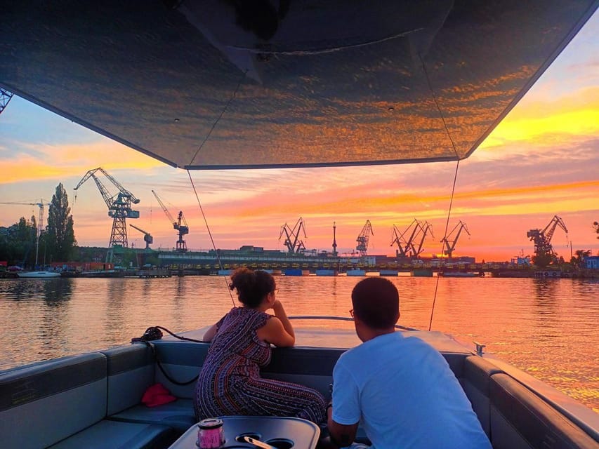 Gdańsk: Motława River Eco Cruise at Sunset with Prosecco - The first minutes on the Motława River