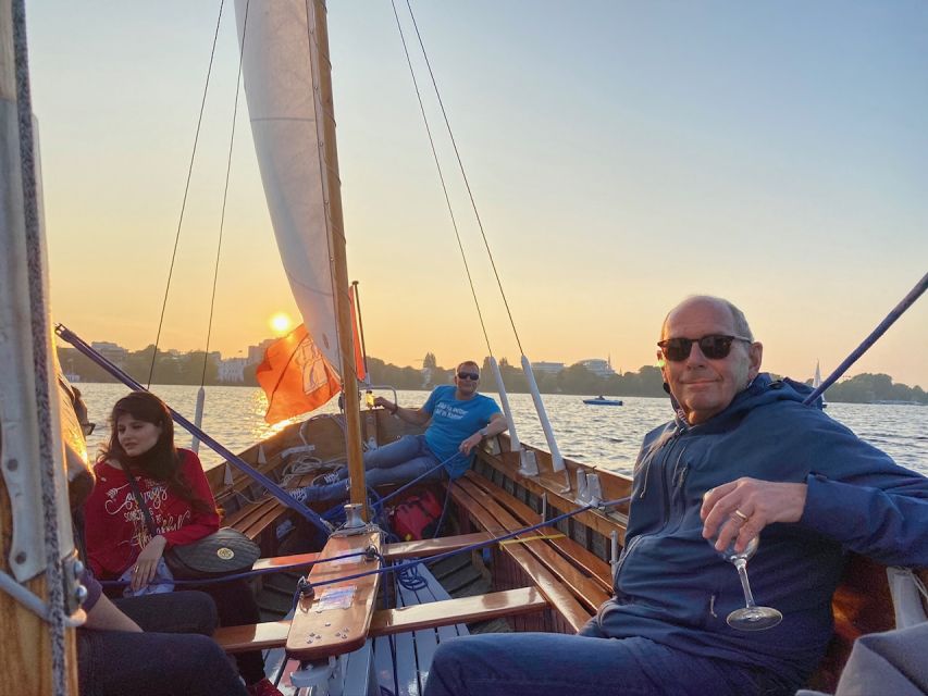 Hamburg: Alster River Sailboat Tour with Sundowner - Your included drink and the sundowner mood
