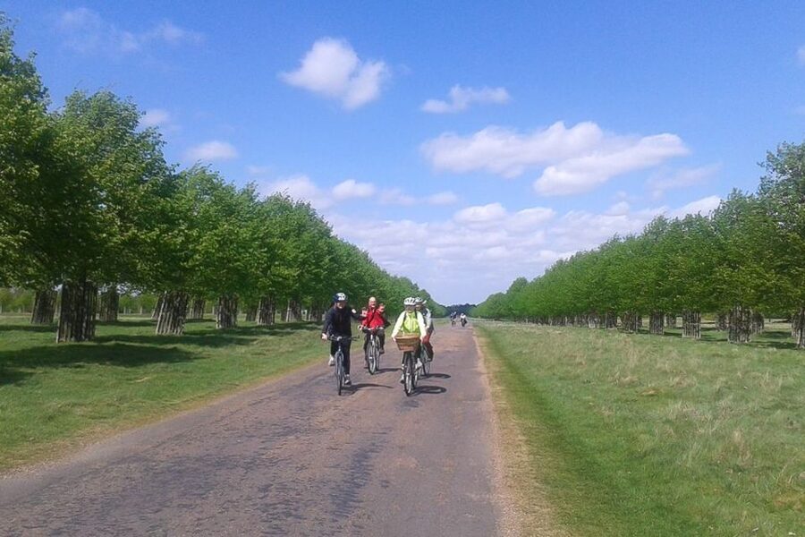 Hampton Court Palace: River Thames Bike Tour - Richmond Palace and Ham House