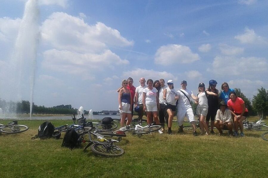 Hampton Court Palace: River Thames Bike Tour - Riding the leafy Thames paths