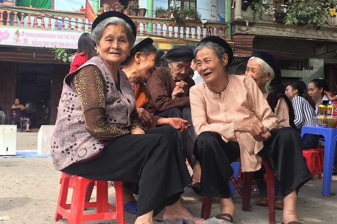 Hanoi Countryside Motorbike Tour: Red River Culture & Daily Life - The guides shape the experience