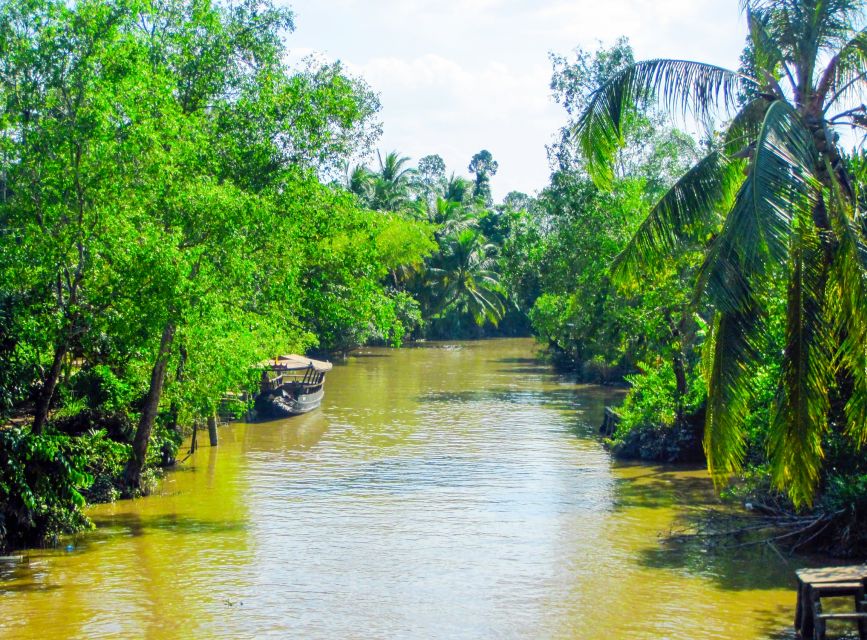 HCM: Cu Chi Tunnels & Mekong Delta with Coconut Village Tour - The sampan through coconut canals