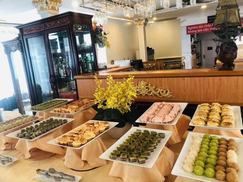 HCM: Saigon River Dinner Cruise - What your guide actually does