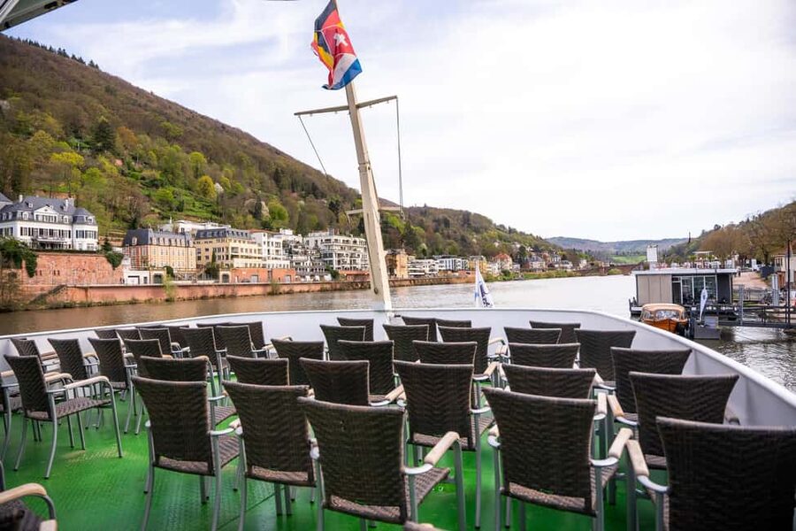 Heidelberg: Neckar River Sightseeing Boat Tour with Drink - Commentary, languages, and what you will actually learn