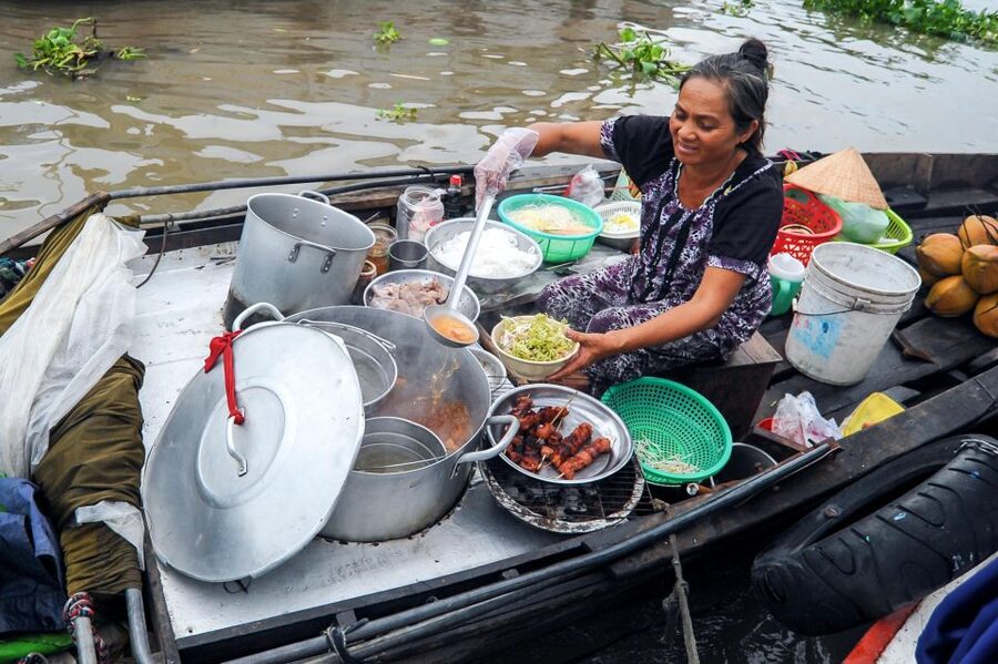 Ho Chi Minh City: Mekong River Delta Day Trip with Boat Trip - Finding quiet at Vinh Trang Pagoda